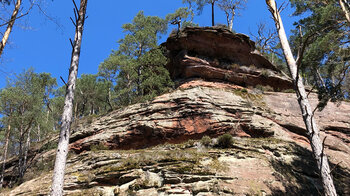 die Felsformationen des Wachtfels vom Wanderweg nach Obersteinbach