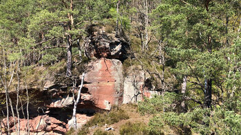 Bearbeitungsspuren im Burgfels der Petit-Arnsberg