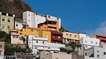 am Hang gebaute Häuser in San Andrés oberhalb der Playa de Las Teresitas