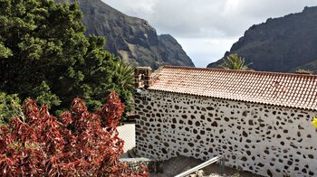 die Kirche und umliegende Felshänge von Masca