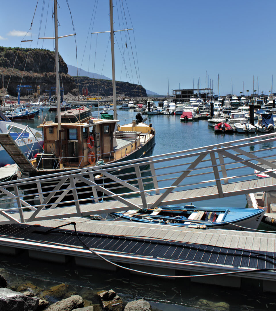 Boote reihen sich aneinander im Hafen von Puerto de Tazacorte