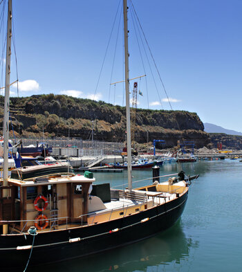 ein altes Schiff im Hafen von Puerto de Tazacorte