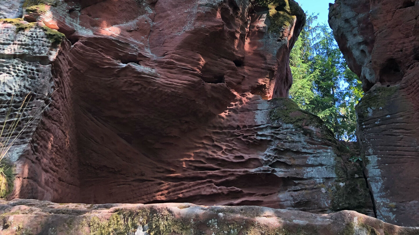 behauene Felsen am Château de Wittschloessel