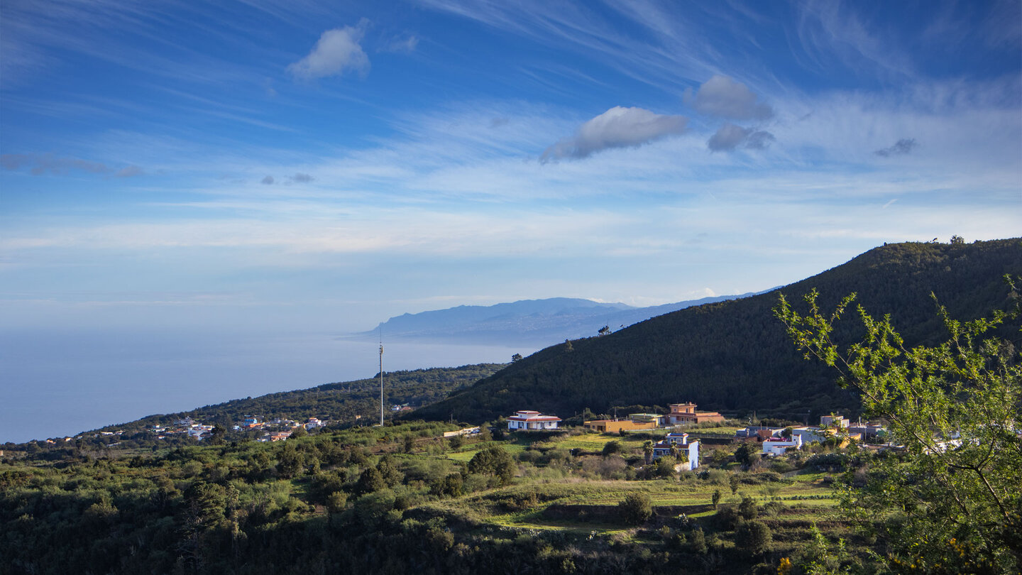 Blick vom Wanderweg über die Häuser von Erjos entlang der Nordküste Teneriffas