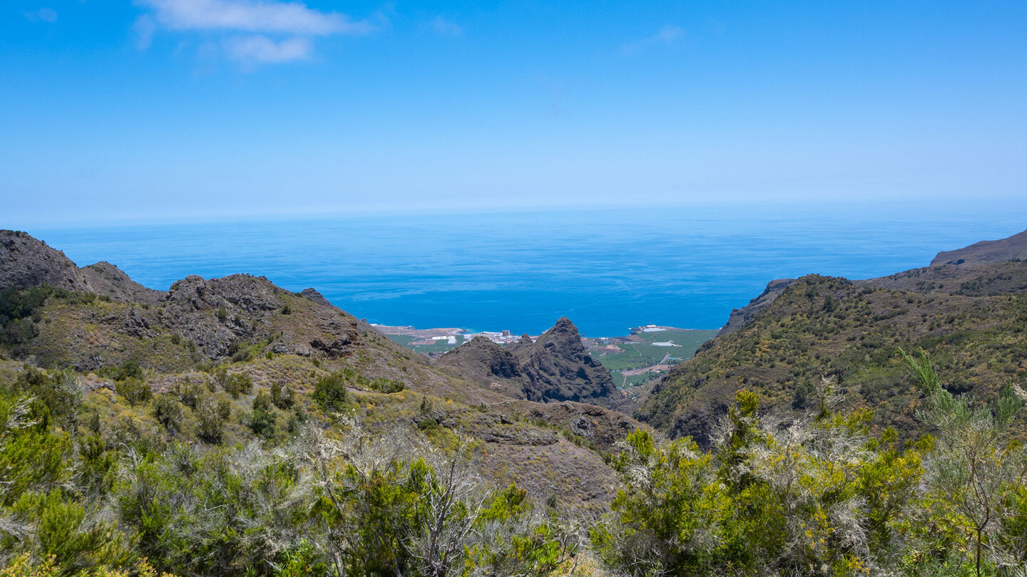 Ausblick über den markanten Roque de Las Moradas zur Küste