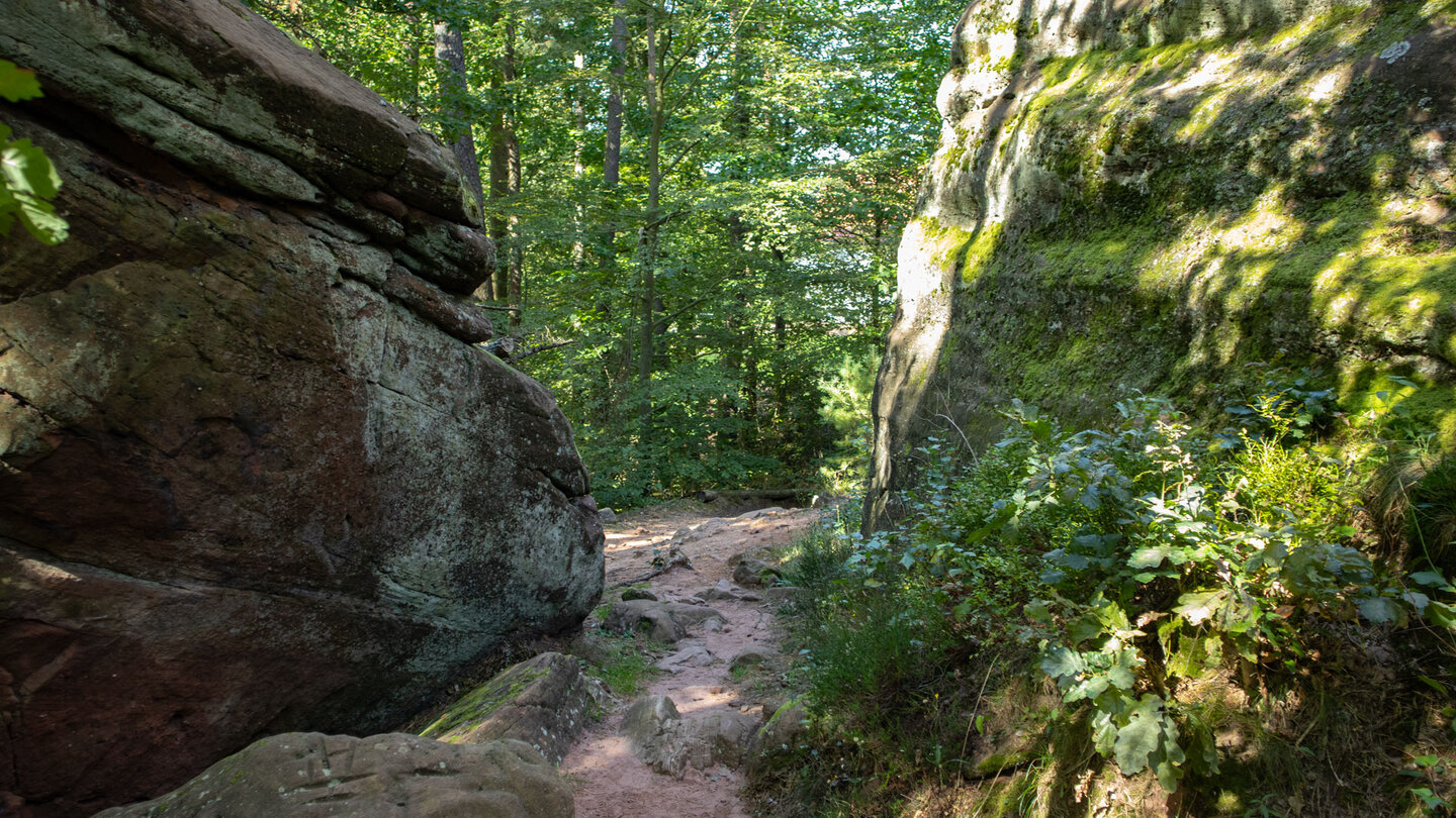 die führt am Fuss des Hochstein-Massivs entlang