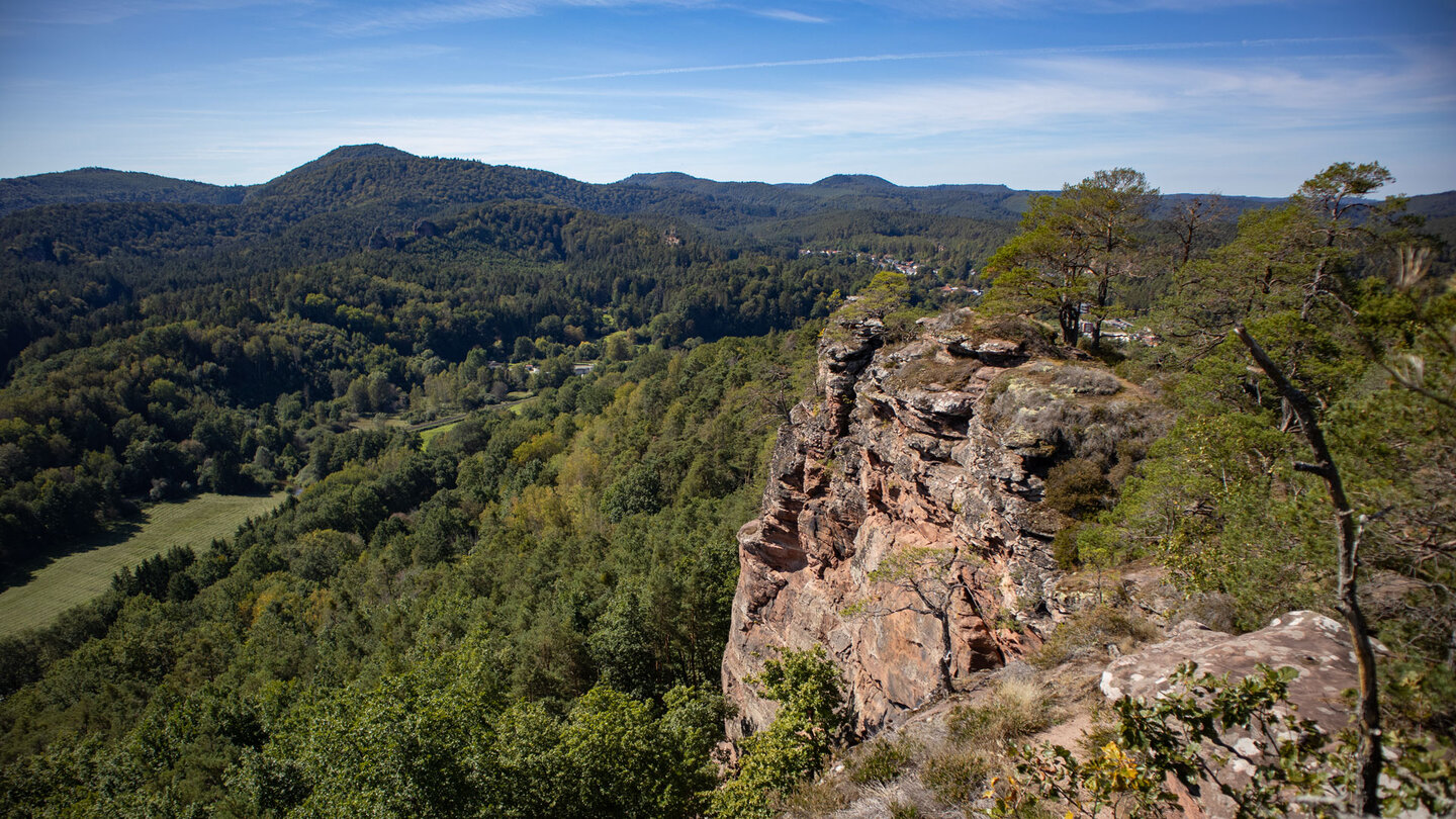 Ausblick vom Hochstein auf Büttel- und Lämmerfelsen bei Dahn