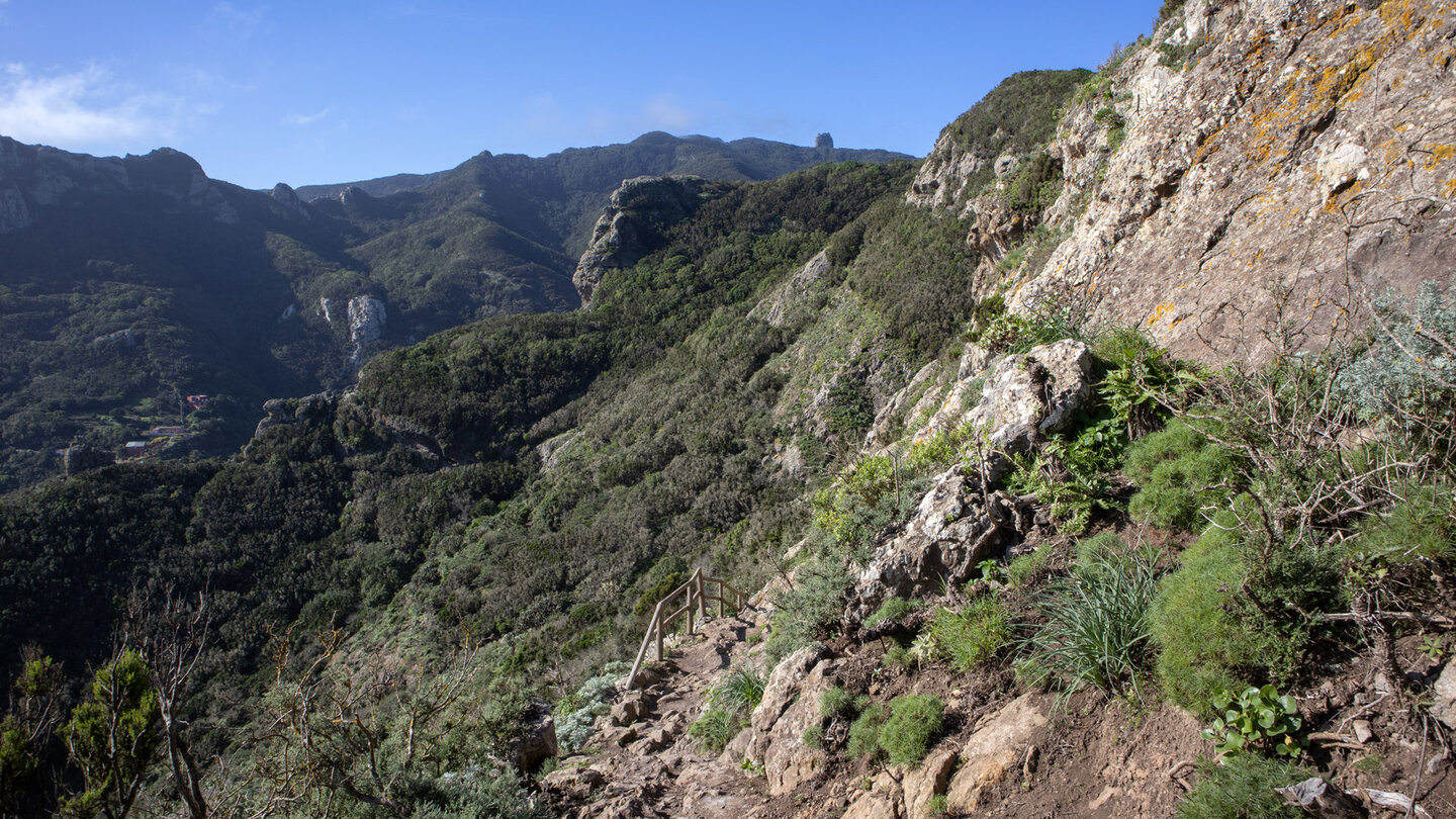 Ausblick vom Wanderweg PR-TF 6.1 auf das Dorf Chamorga zwischen zerklüfteten Schluchten