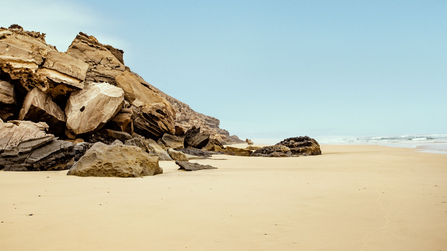 abgestürtzte Felsblöcke an der Playa de Barlovento