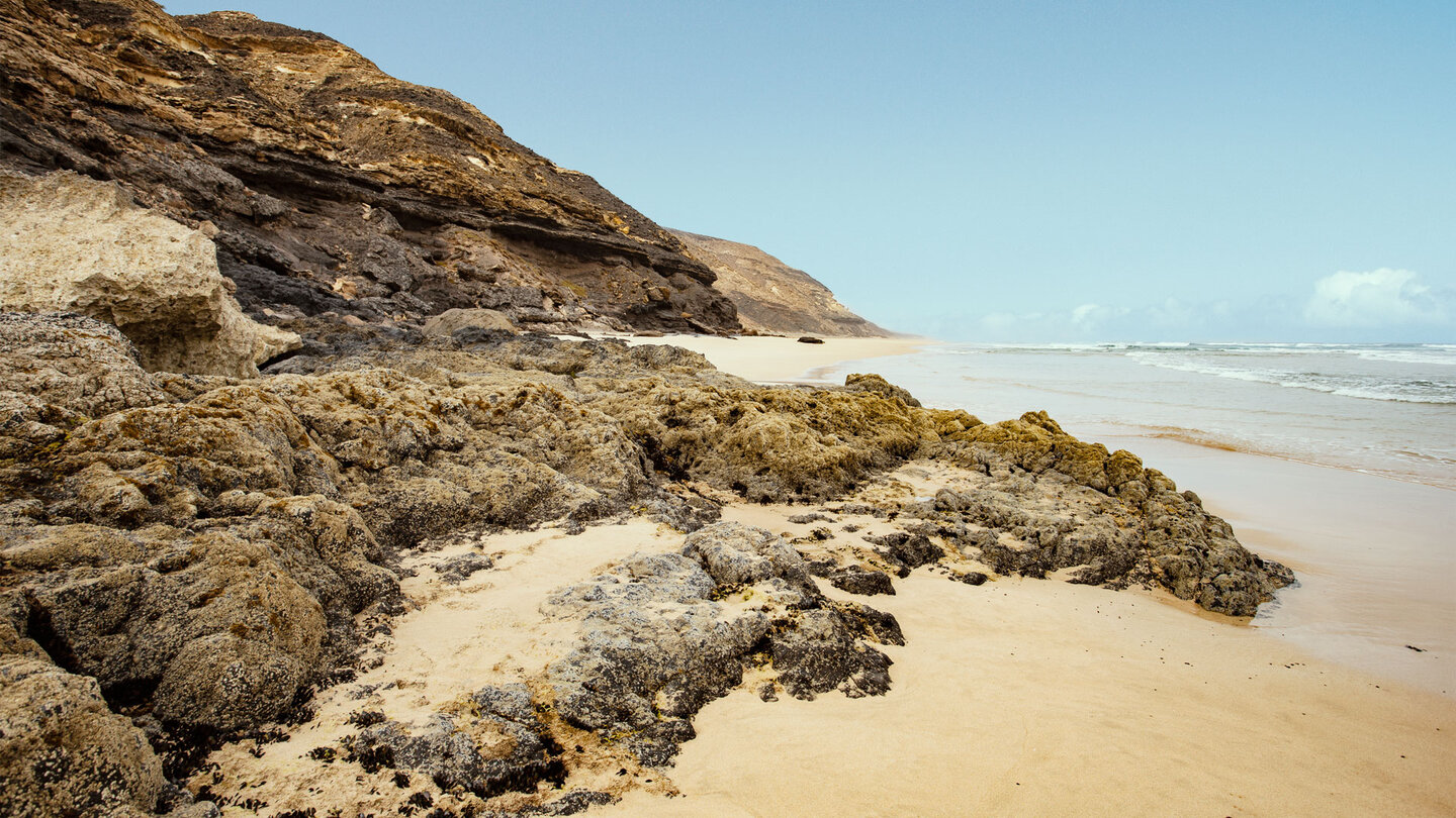 Felsformationen an der Playa de Barlovento bei Ebbe