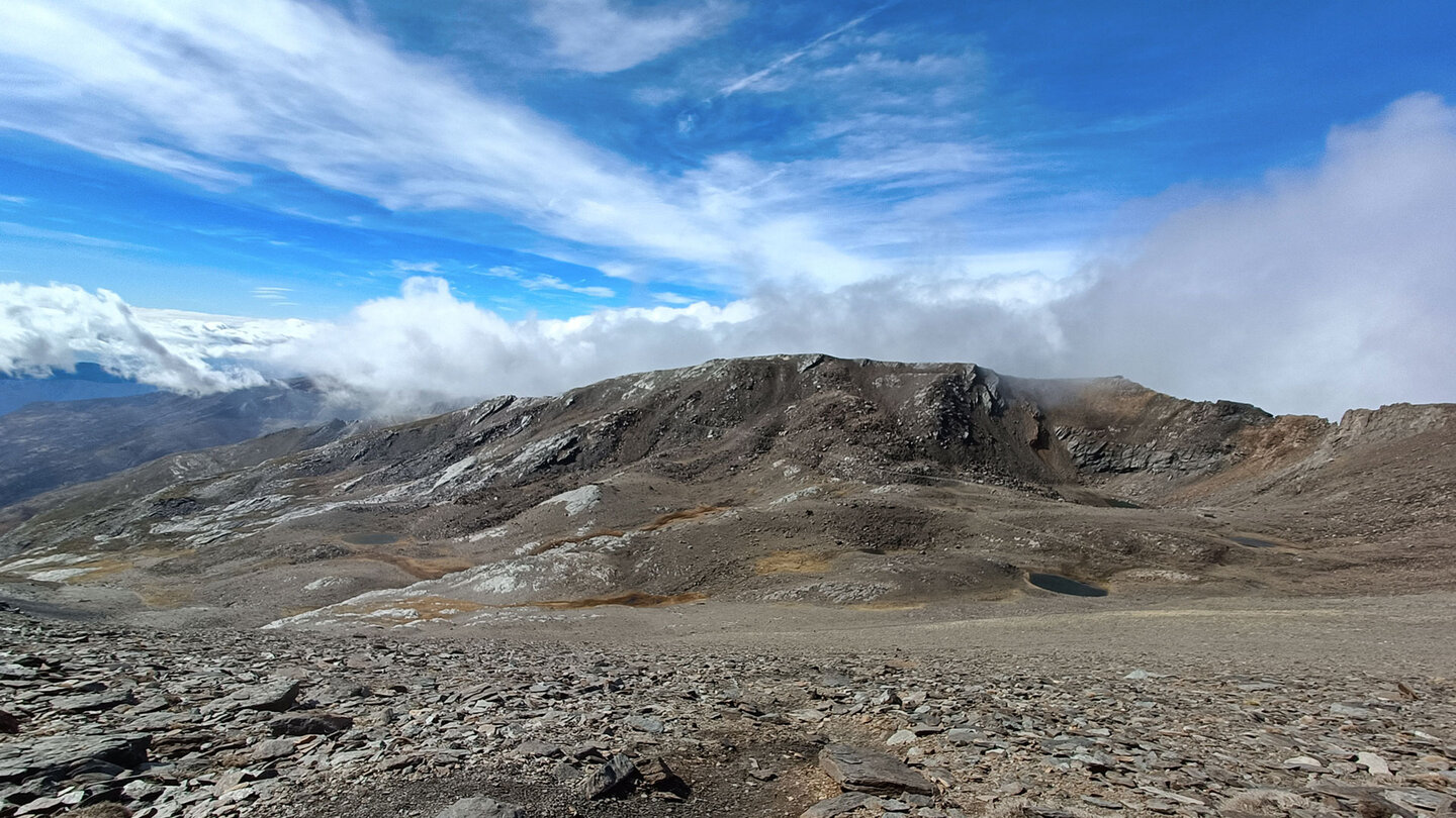 die Gebirgslandschaft der Sierra Nevada vom Gipfel des Mulhacén