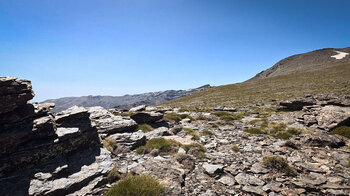 Wanderweg mit Blick zum Bergrücken des Mulhacén II