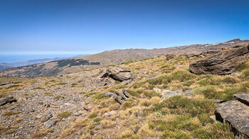 Gebirgslandschaft der Sierra Nevada mit Blick aufs Mittelmeer