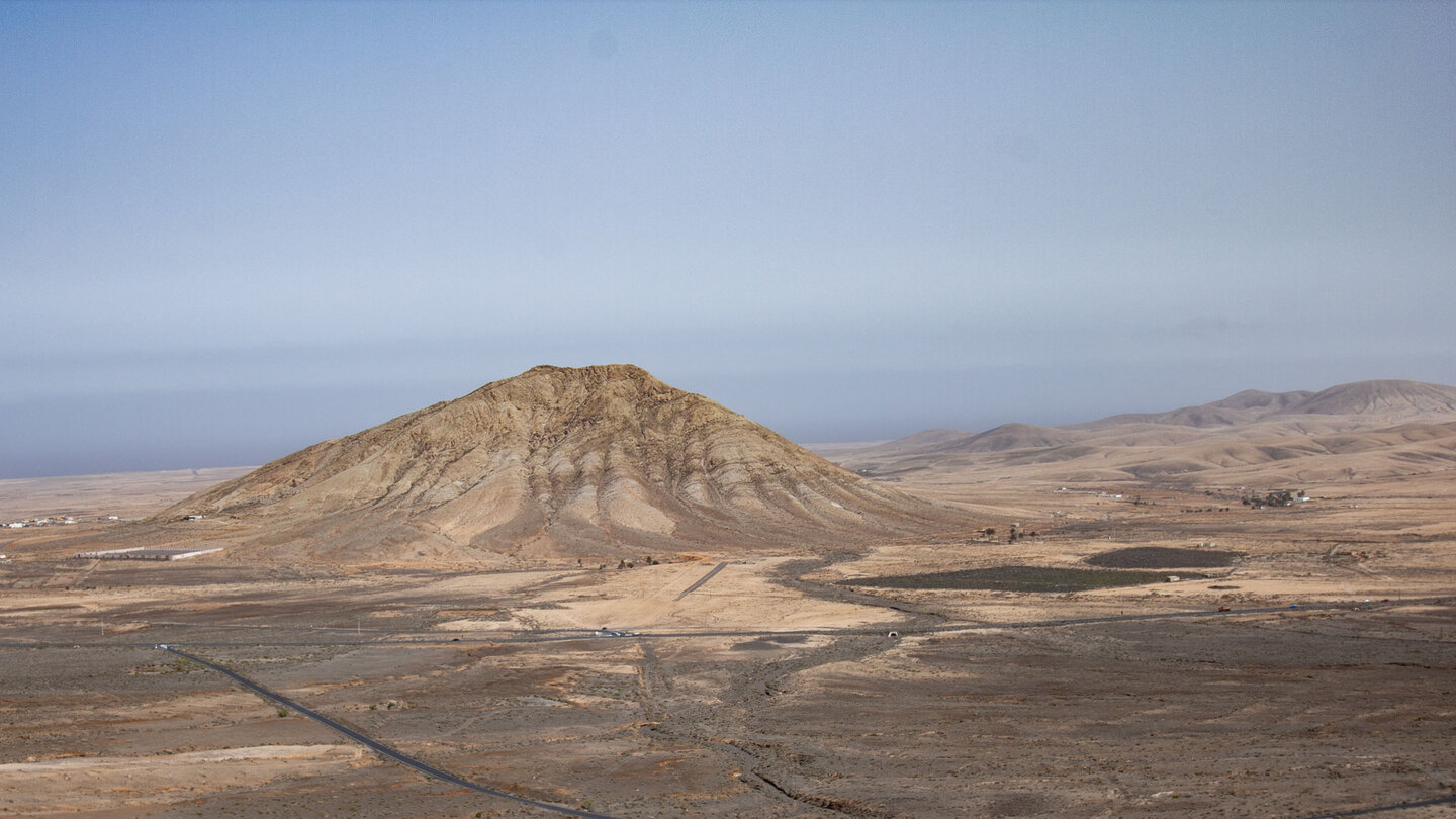 das Bild des Bergs Tindaya begleitet den Wanderer über weite Strecken am Gr 131