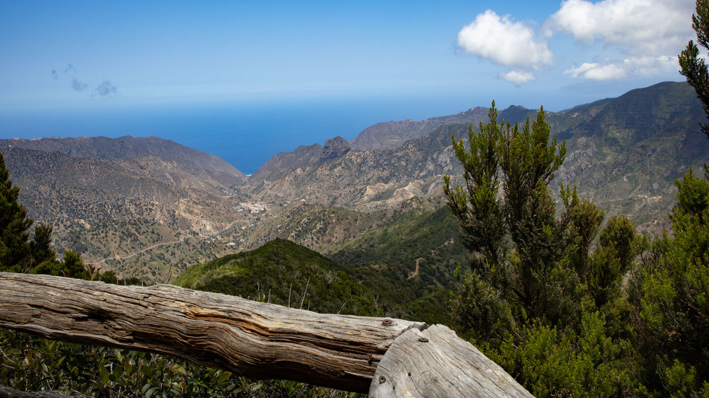 Blick vom Aussichtspunkt Risquillo de Corgo über das Tal von Vallehermoso mit dem Roque Cano