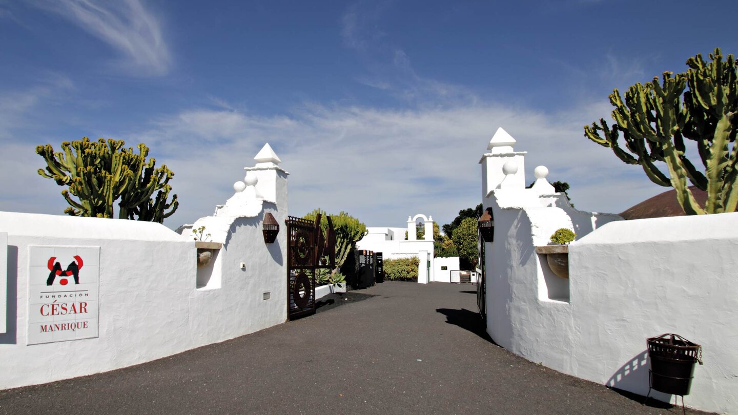 die Toreinfahrt der Fundación César Manrique auf Lanzarote