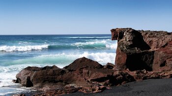 heranbrandende Wellen in der Bucht am Krater El Golfo auf Lanzarote