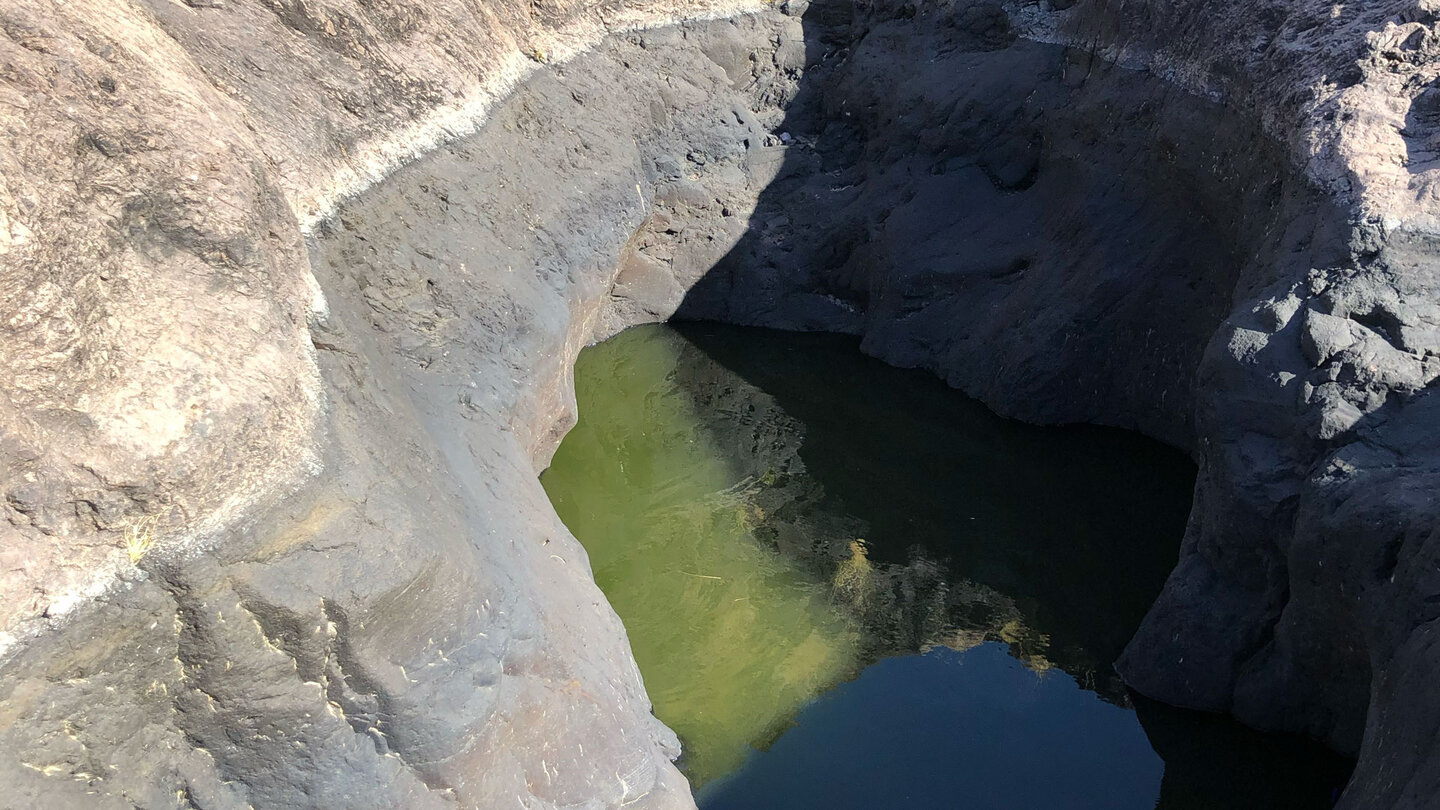 Spiegelung in einem Wasserbecken in der Manta-Schlucht