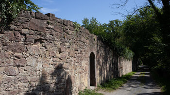 der Wanderweg durch die Anlage des Neuenbürger Schlosses