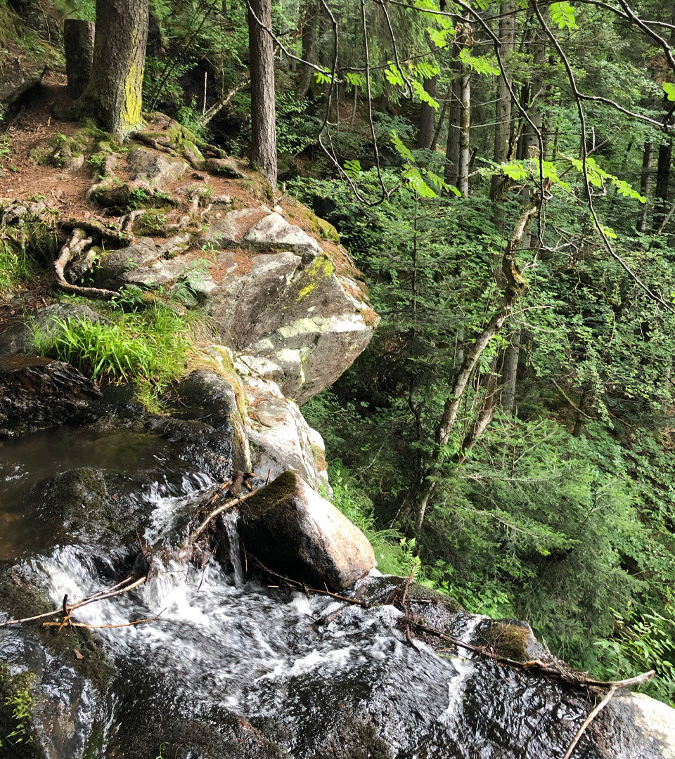 beeindruckende Felsüberhänge an den Zweribachwasserfällen