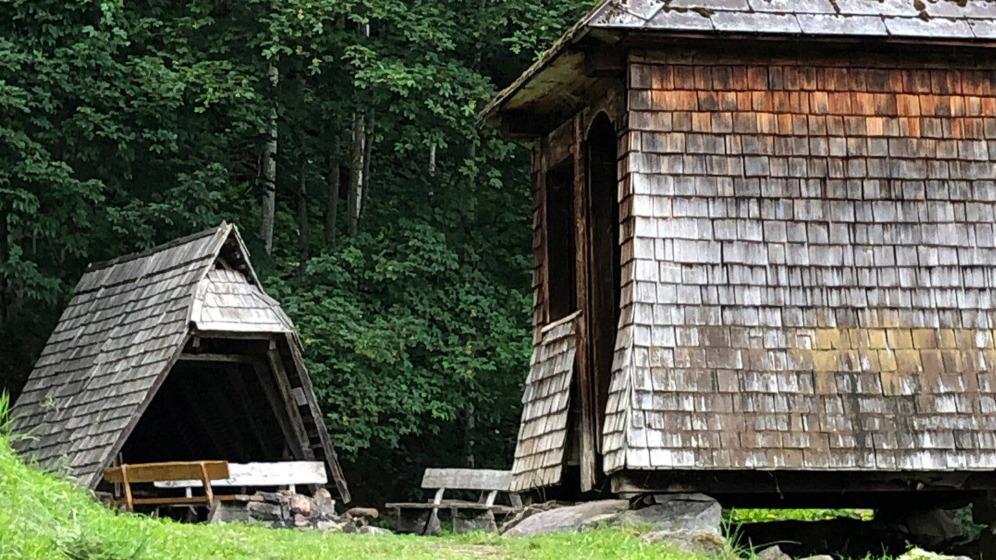 der Wanderrastplatz am alten Brunnenhof mit Grillplatz und Schutzhütte