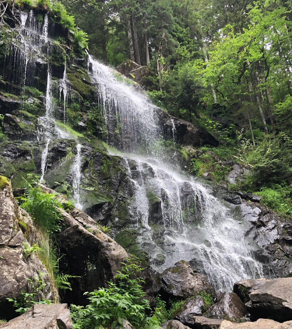 in schönen Kaskaden fällt das Wasser am Zweribachwasserfall