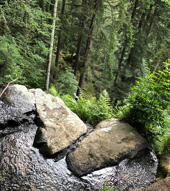 überwältigende Ausblicke über die Felsen des Zweribachwasserfalls