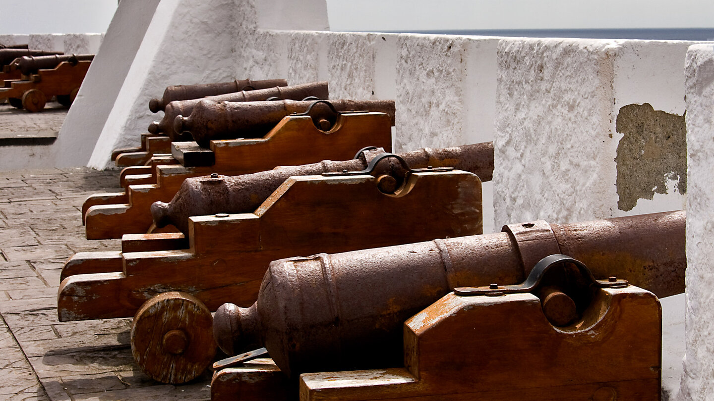 alte Kanonen auf dem Wehrgang des Castillo de Santa Catalina in Santa Cruz de La Palma