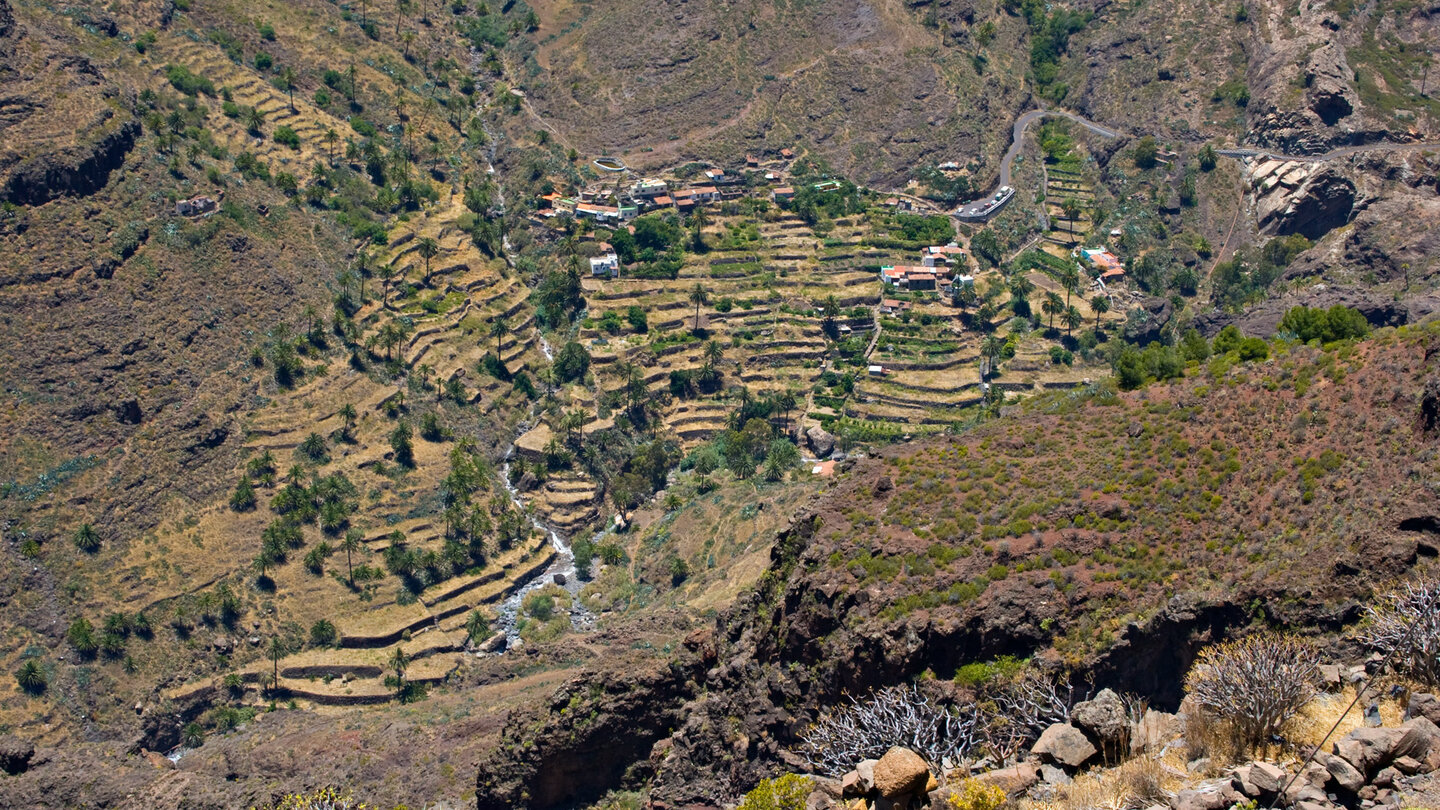 verträumt am Berghang zwischen terrassierten Feldern liegt Benchijigua auf La Gomera