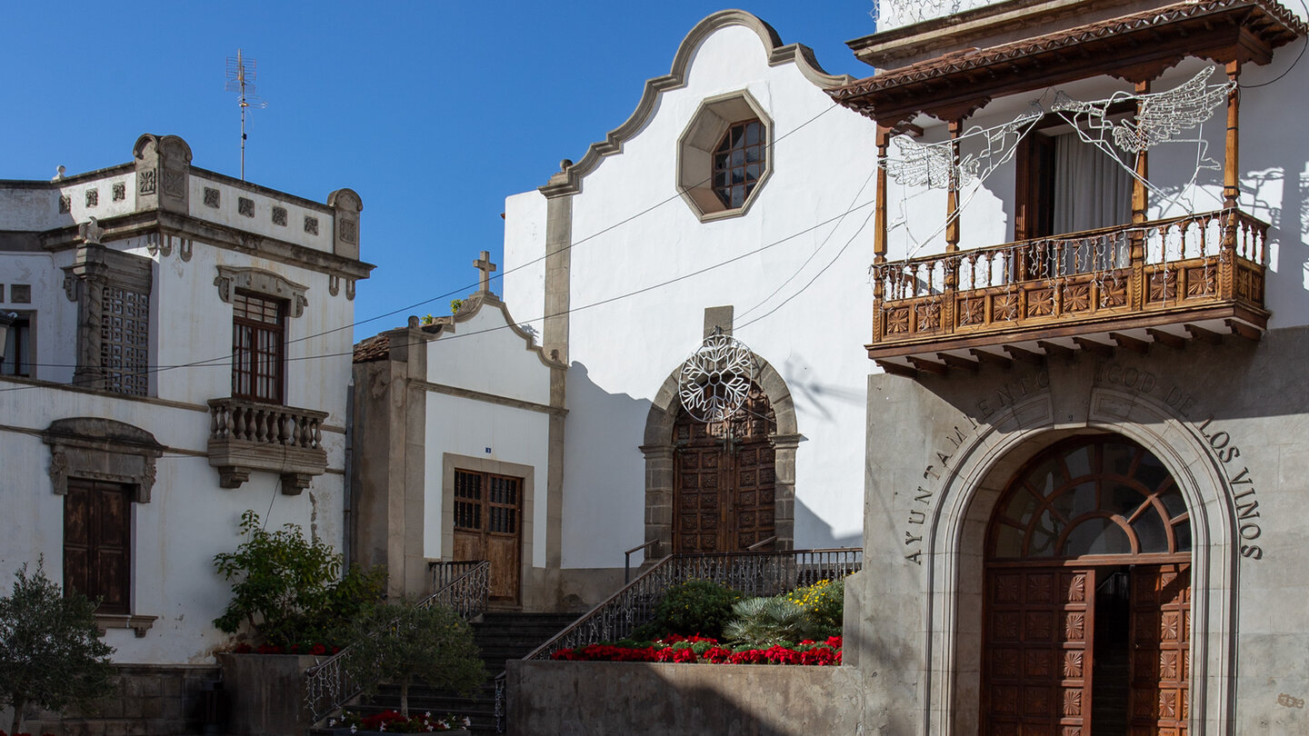 das Portal der Kirche Iglesia de San Augustín neben dem Rathaus in Icod de los Vinos