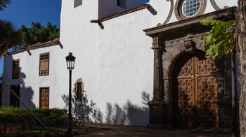 das Eingangsportal und Nebengebäude der Iglesia de San Marcos in Icod de los Vinos