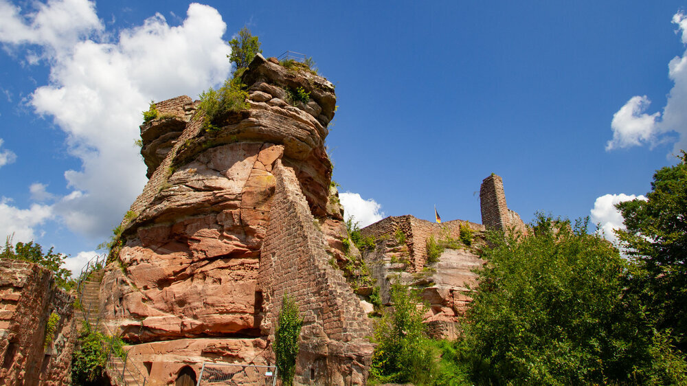 Blick entlang der Dahner Burgengruppe mit Tanstein, Grafendahn und Altdahn