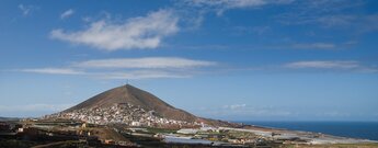 Blick auf den Ort Galdár auf Gran Canaria mit dem Montaña de Galdár im Hintergrund