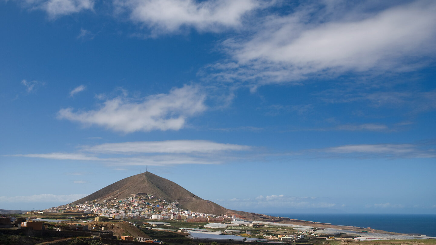 Blick auf den Ort Galdár auf Gran Canaria mit dem Montaña de Galdár im Hintergrund