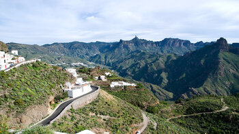 Blick über Artenara bis hin zum Roque Bentayga auf Gran Canaria