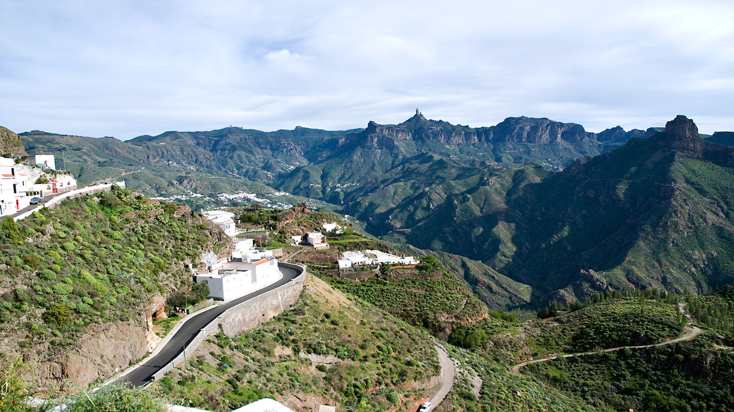 Blick über Artenara bis hin zum Roque Bentayga auf Gran Canaria