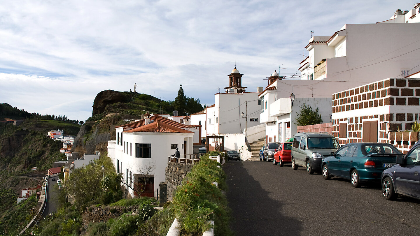 die Dorfstraße mit Blick auf die Kirche Iglesia de San Matías in Artenara auf Gran Canaria