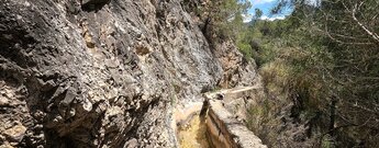 Wandern am Wasserkanal Acequia Lízar zum Barranco del Arco in der Provinz Málaga Wandern am Acequia Lízar zum Barranco del Arco in der Provinz Málaga