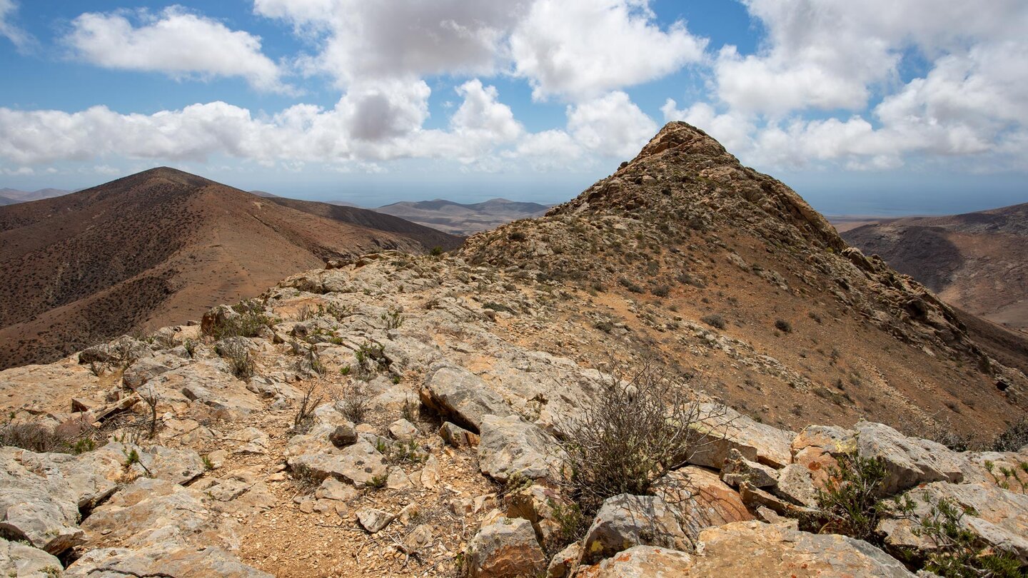 Wanderung entlang des felsigen Gipfelgrads bei Betancuria