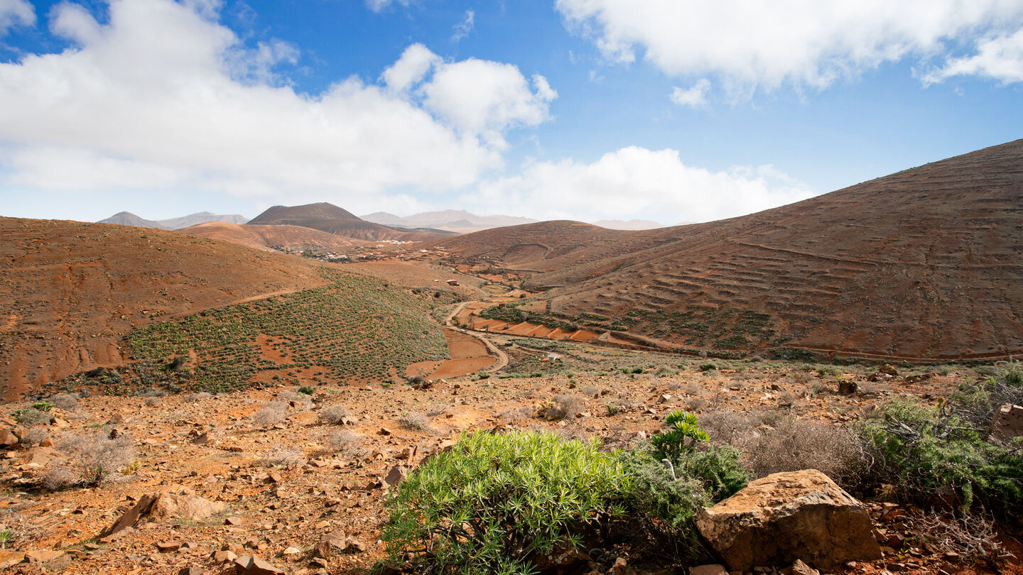 Blick über Agua de Bueyes zur 463 Meter hohen Caldera Gairia