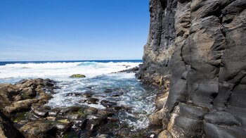 Blick entlang steil aufragender Felsklippen auf den Atlantik am Charco de la Laja auf El Hierro