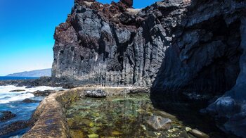 das Meerwasserbassin Charco de La Laja auf El Hierro befindet sich am Fuße mächtiger Steilklippen