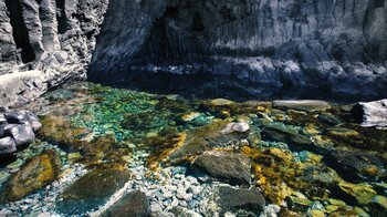 Felswand und Meerwasserpool geben einen kontrastreichen Anblick am Charco de la Laja auf El Hierro