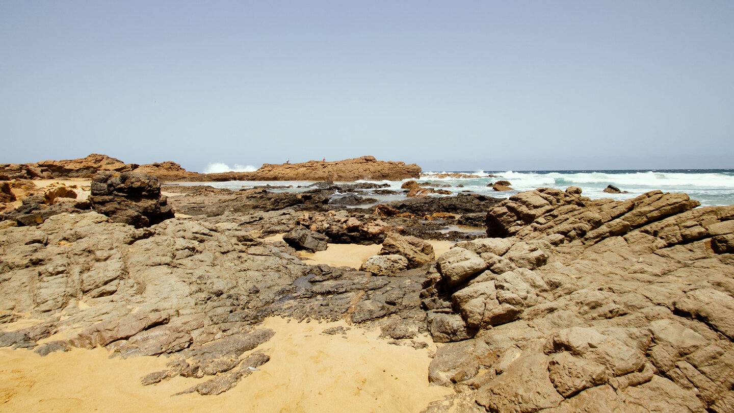 Felsformationen brechen die Wellen an der Playa de Jarugo