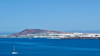 der ehemalige Fischerort Playa Blanca auf Lanzarote mit dem Montaña Roja im Hintergrund