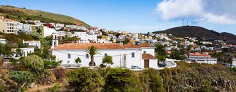 Blick über El Hierros Hauptstadt Valverde mit Iglesia Santa Maria de la Concepción im Vordergrund