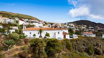 Blick über El Hierros Hauptstadt Valverde mit Iglesia Santa Maria de la Concepción im Vordergrund