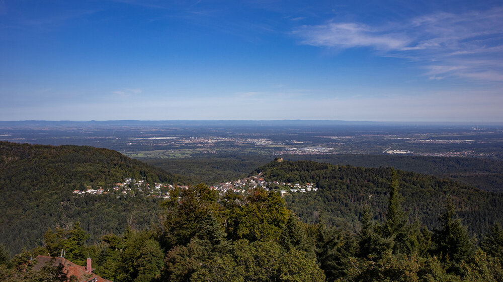 Ausblick Merkurturm auf Ruine Alt-Eberstein