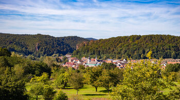 Blick von der Michaelskapelle auf Dahn mit dem Jungfernsprung