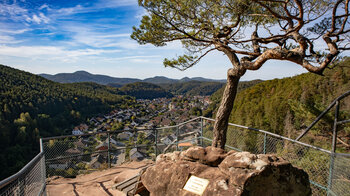 Blick vom Burgfelsen auf Dahn